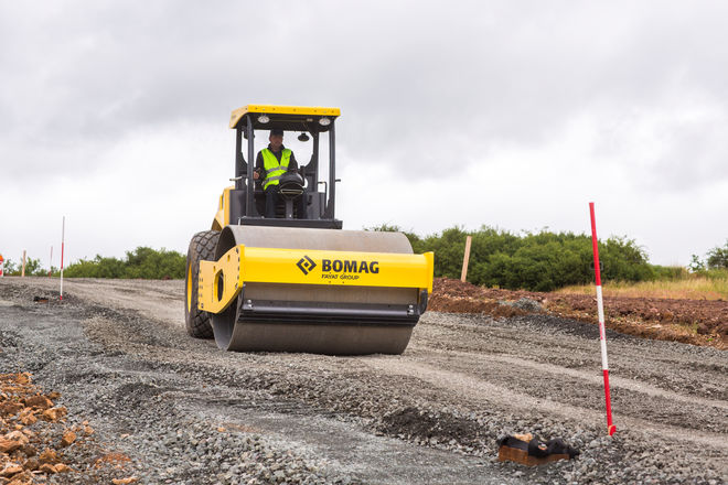 Rodillo autopropulsado BW 211 D 5 para la compactación de tierra BOMAG